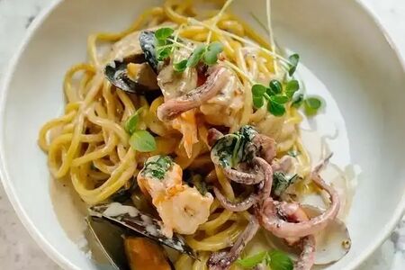 Лингвини с морепродуктами и соусом из черного чеснока