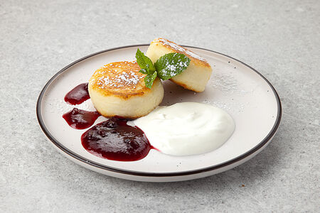 Сырники с брусничным соусом