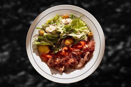 Салат с ростбифом и маринованной капустой