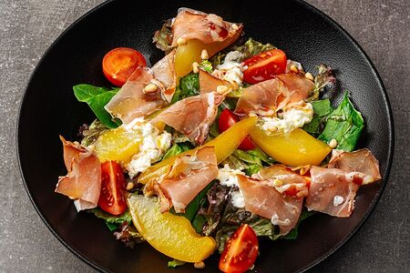 Листья салата с прошутто и грушей