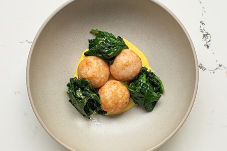 Крабовые котлеты, соус шафран, шпинат