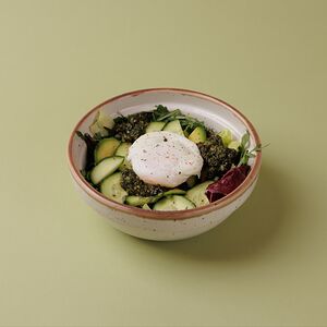 Зеленый салат с яйцом пашот