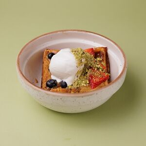 Творожные вафли с карамелью или шоколадом, свежими ягодами