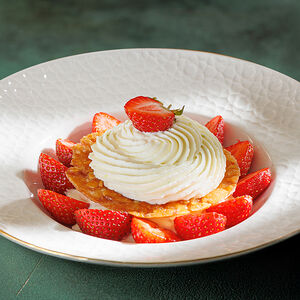 Клубника, творожный крем, миндальный грильяж