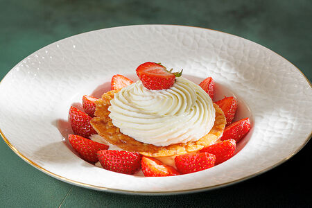 Клубника, творожный крем, миндальный грильяж