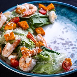 Салат Цезарь с креветкой