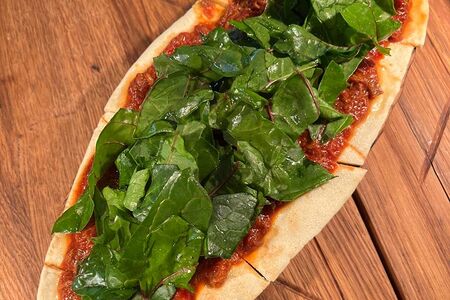 Лепёшка, ягнёнок, томаты с зеленью