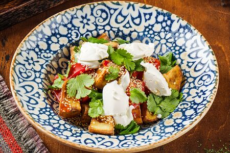 Салат с хрустящими баклажанами и сладкими томатами 