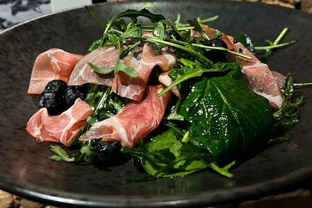 Салат с прошутто, голубикой и кремом из горгондзолы