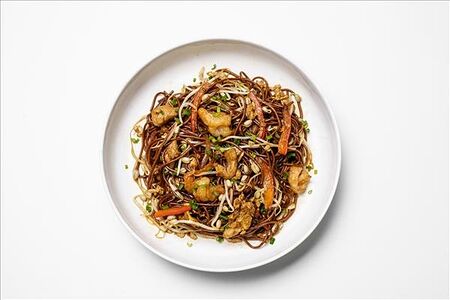 Соба с креветками и курицей