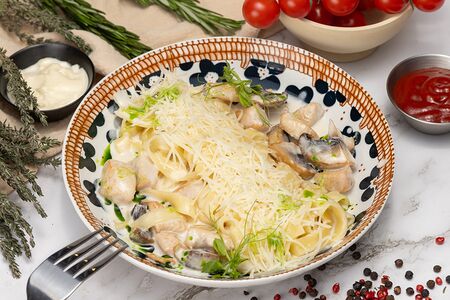 Паста с курой и грибами