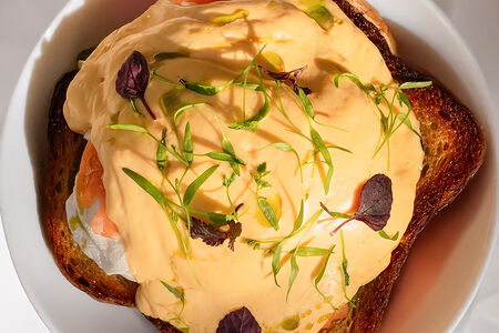 Бенедикт с лососем, яйцом пашот и голландским соусом