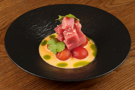 Тартар из тунца с томатами черри