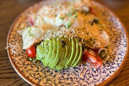 Салат Цезарь с авокадо и яйцом пашот