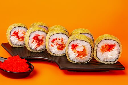 Теплый ролл Тобико в темпуре