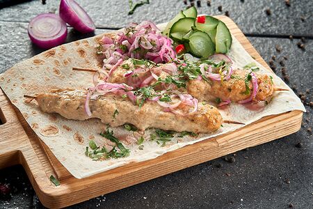 Люля-кебаб из курицы с томатным соусом