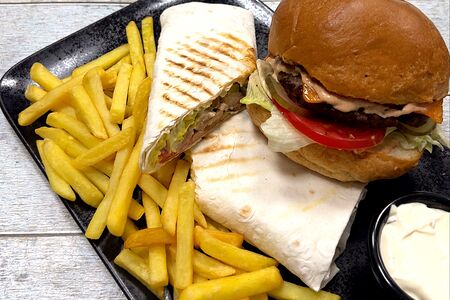 Бургер, шаверма, картофель фри, соус