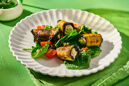 Салат с рулетиками из баклажанов *