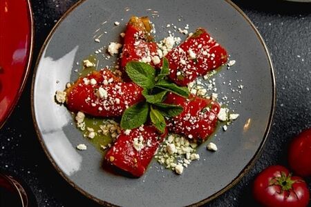 Маринованный перец с овечьим сыром