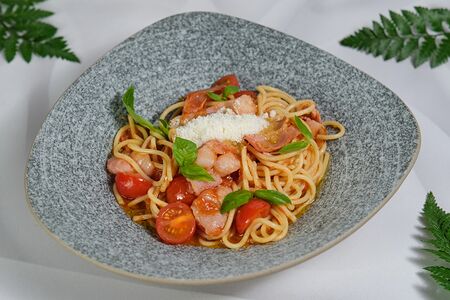 Спагетти в томатном соусе с беконом