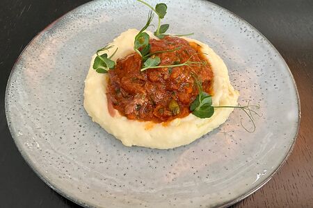 Телячьи щечки с трюфельным маслом и картофельным пюре