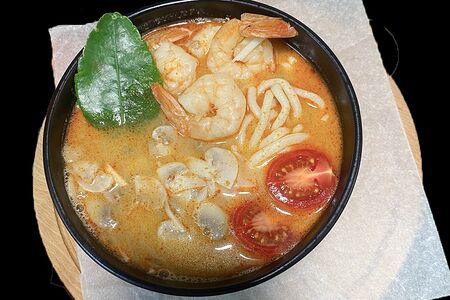 Том ям с креветками и лапшой