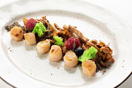 Гребешки на гриле с лисичками и ягодами