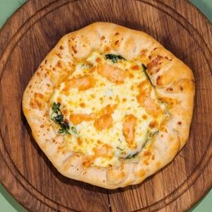 Бугаца македонская с лососем, шпинатом и сыром