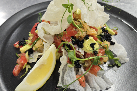 Томатный салат с копченой рыбой и авокадо