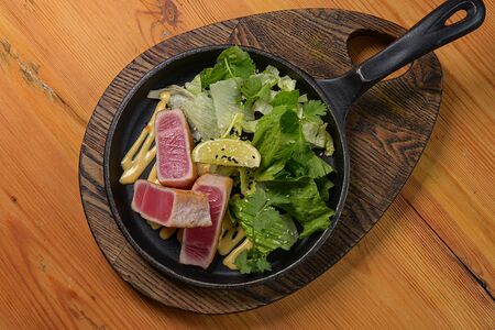 Тунец с манговым соусом 