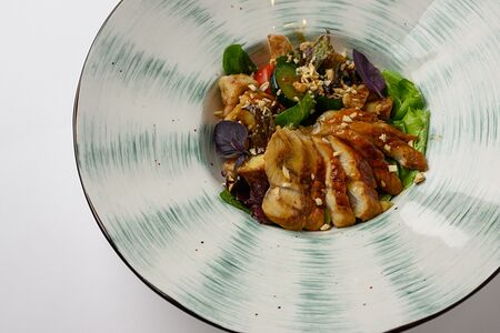 Салат с хрустящим баклажаном и угрем