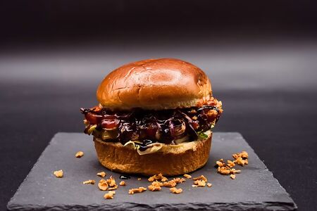 Бургер с бальзамическим луком