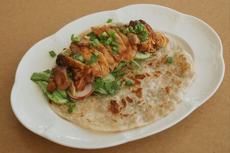 Лепешка роти с курицей барбекю