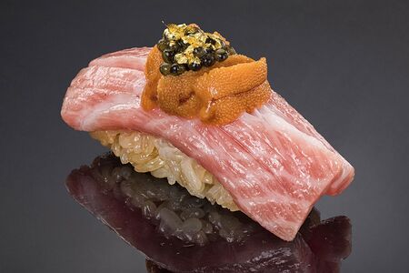 Торо с икрой морского ежа и черной икрой