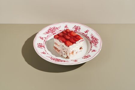 Сметанник с клубникой и йогуртом