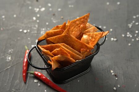 Чипсы из тортильи с паприкой