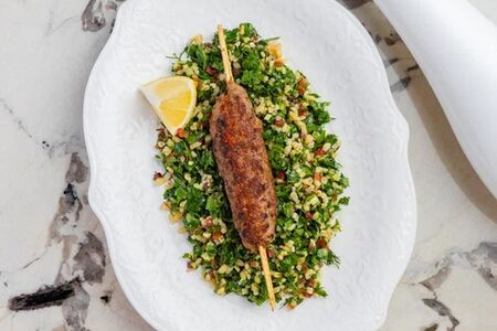 Салат табуле с кебабом из баранины