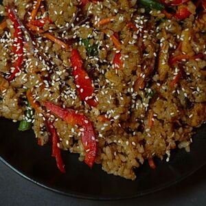 Wok с рисом и курицей