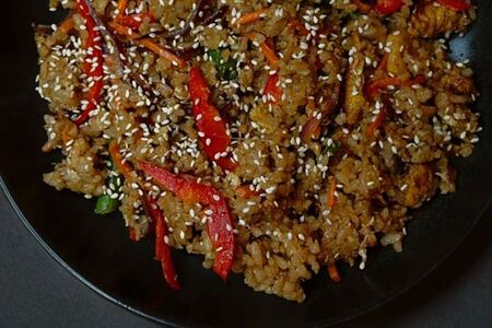 Wok с рисом и курицей