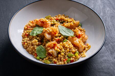Паста птитим с креветками в соусе карри