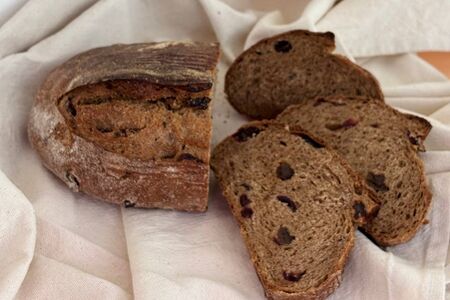 Вятский заварной с изюмом и клюквой