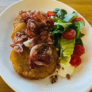 Драники с беконом и овощным салатом