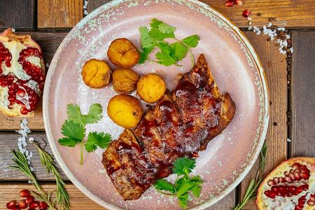 Свиные ребра с беби-картофелем