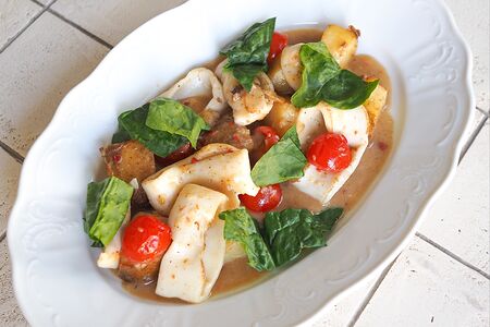 Кальмар с картофелем и томатами в ореховом соусе