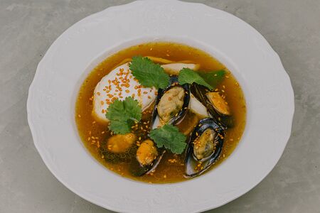 Суп с морепродуктами и яйцом пашот