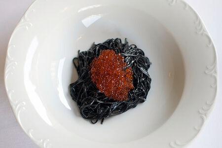 Тальолини с чернилами каракатицы и красной икрой