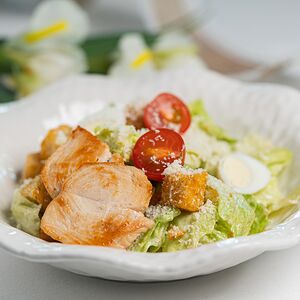 Цезарь с курицей и хрустящими сухариками