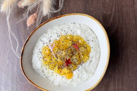 Рисовая каша с манго и семенами чиа