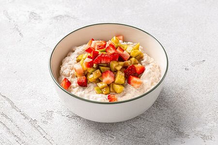 Каша овсяная с яблоком и клубникой