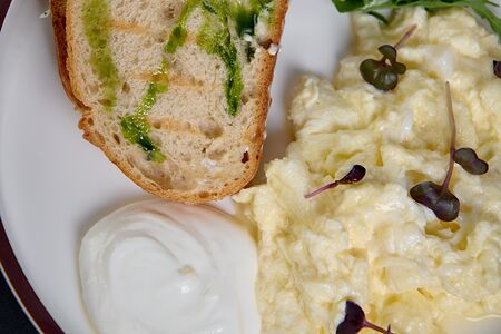 Скрембл с крем-чиз и миксом салатов